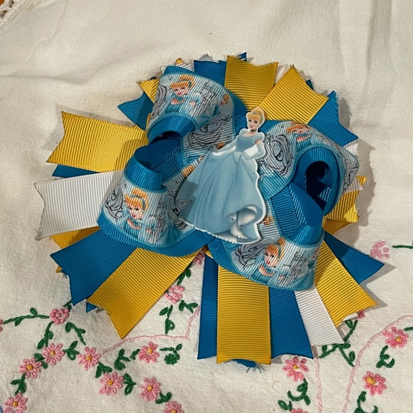 Cinderella Bow - Picture 2 of 4